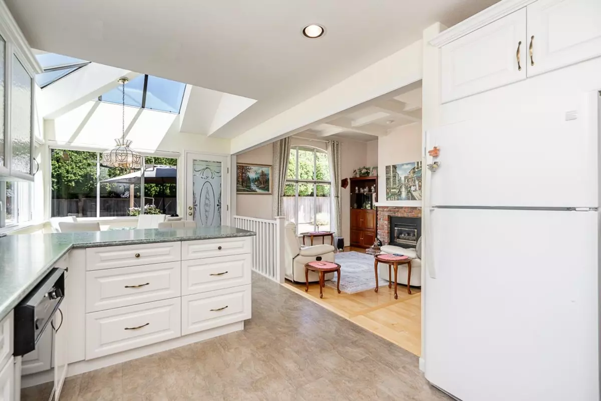 Family Room Photo of 2112 124 Street, Surrey, BC