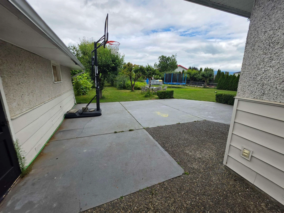 Family Room Photo of 672 Columbia Street, Abbotsford, BC