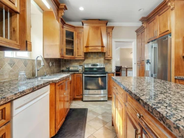 Kitchen Photo of 14065 100 Avenue, Surrey, BC