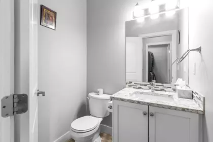 Guest Bathroom Photo of 33067 6th Avenue, Mission, BC