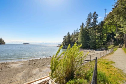 Breakfast Nook Photo of 6912 Marine Drive, West Vancouver, BC