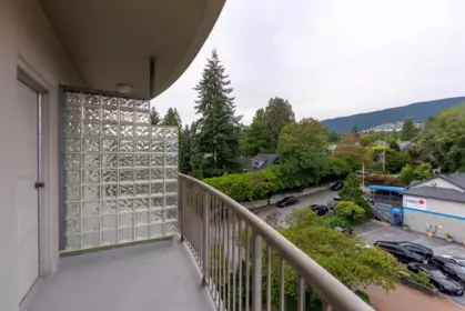 Staircase Photo of 502 570 18th Street, West Vancouver, BC