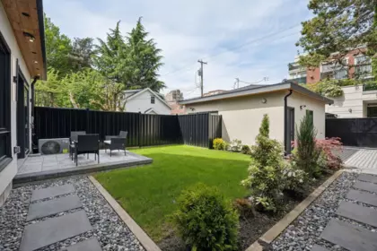 Front Yard Photo of 2 4549 W 11th Avenue, Vancouver, BC