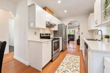 Kitchen Island Photo of 1 2081 Winfield Drive, Abbotsford, BC