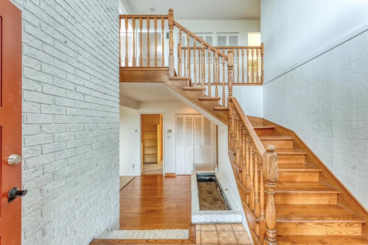 Living Room Photo of 1380 Burnside Road, West Vancouver, BC