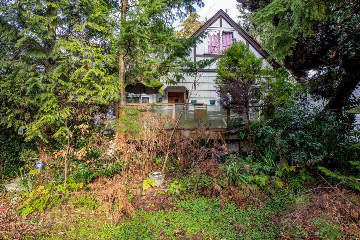 Kitchen Island Photo of 234 E 24th Street, North Vancouver, BC