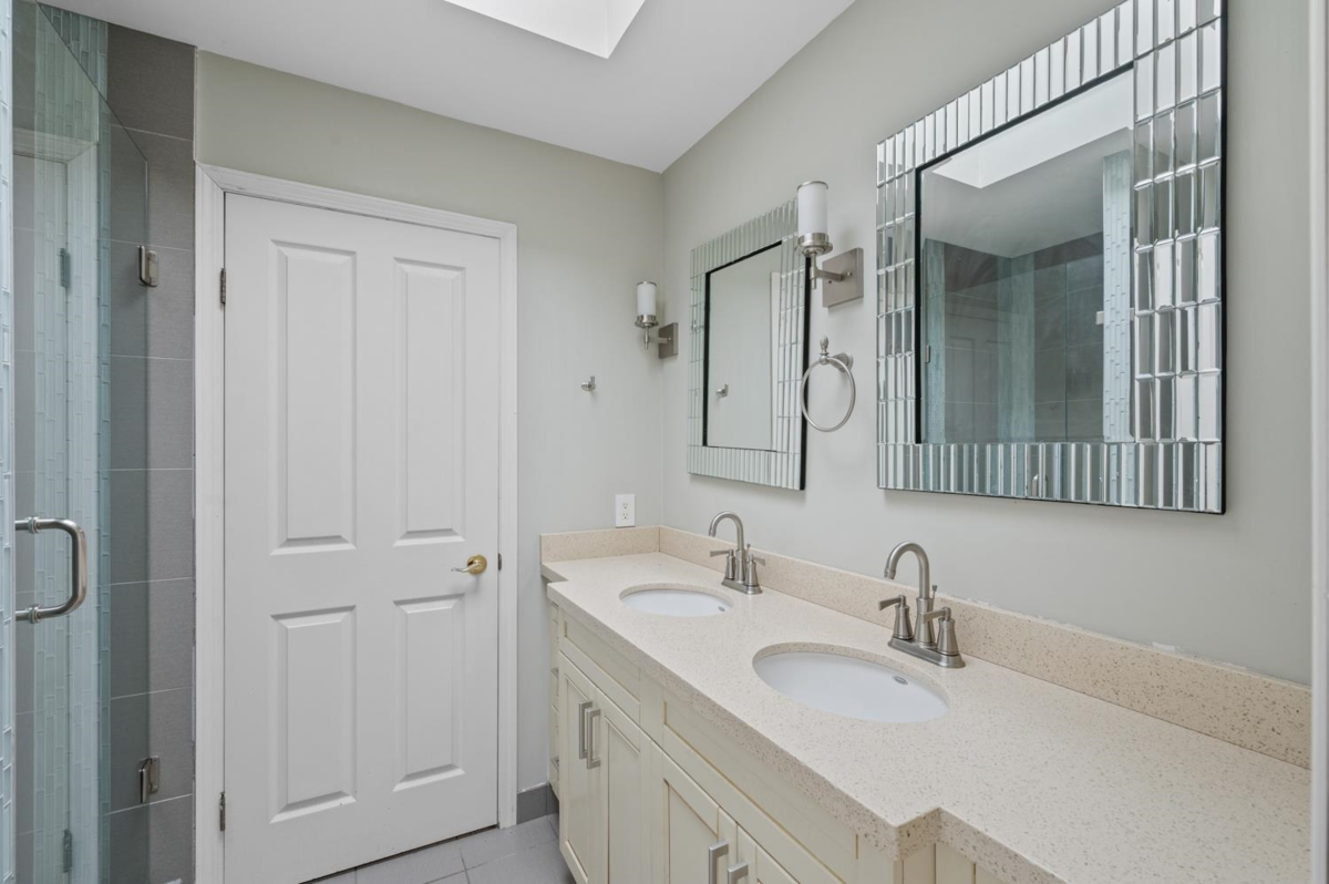 Hallway Photo of 1151 Millstream Road, West Vancouver, BC