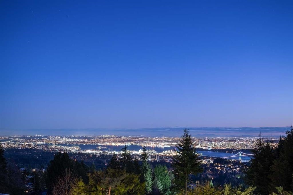 Kitchen Island Photo of 1151 Millstream Road, West Vancouver, BC