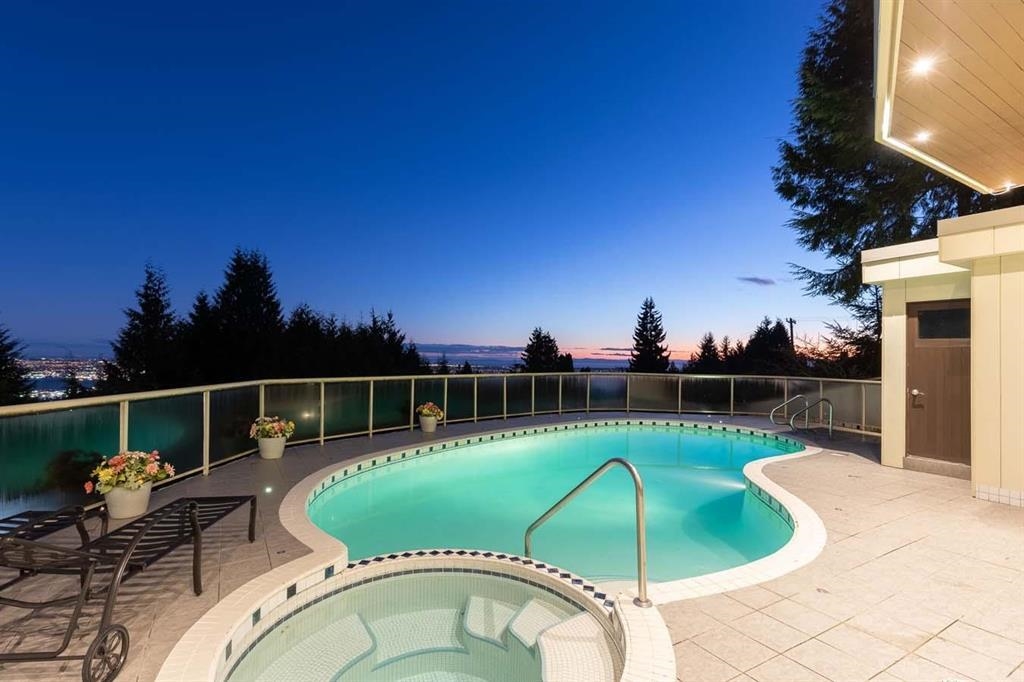 Kitchen Photo of 1151 Millstream Road, West Vancouver, BC