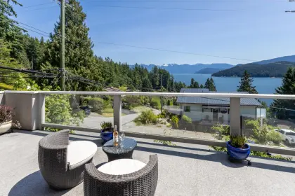 511 Central Avenue, Gibsons, BC, Gibsons — Single Family Residence for sale
