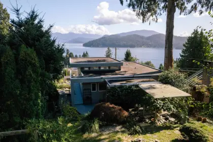 511 Central Avenue, Gibsons, BC, Gibsons — Single Family Residence for sale