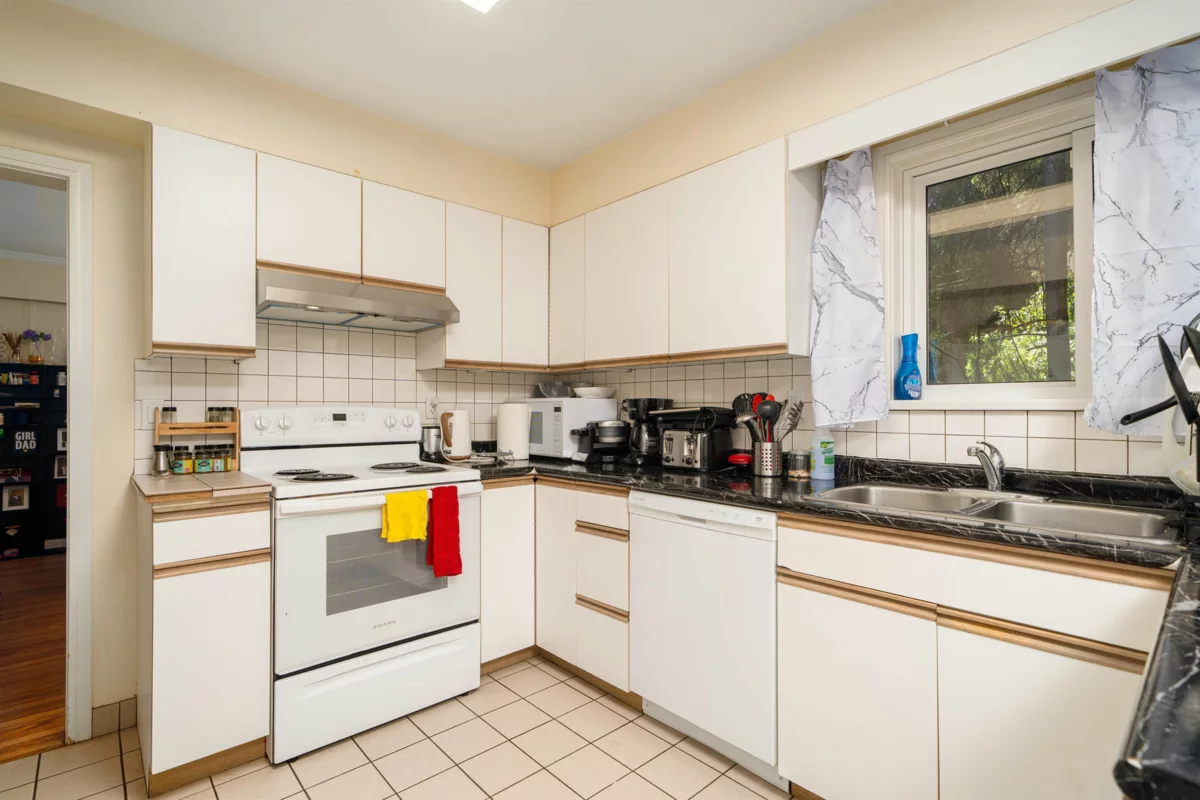 Guest Bathroom Photo of 1371 Mathers Avenue, West Vancouver, BC