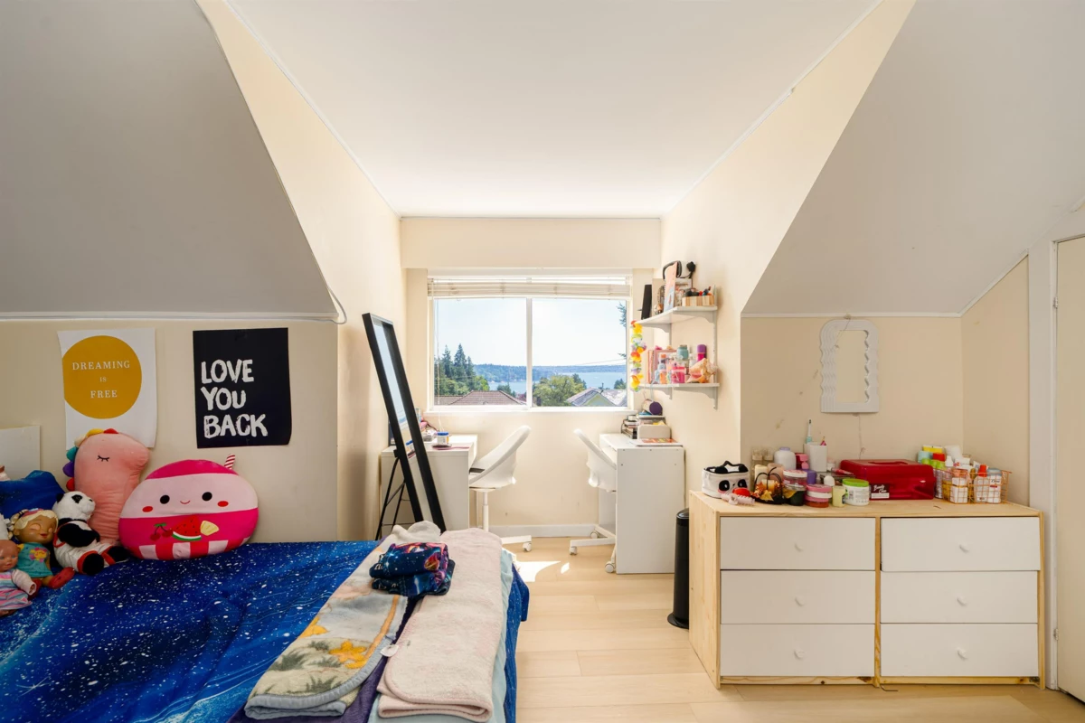 Hallway Photo of 1371 Mathers Avenue, West Vancouver, BC