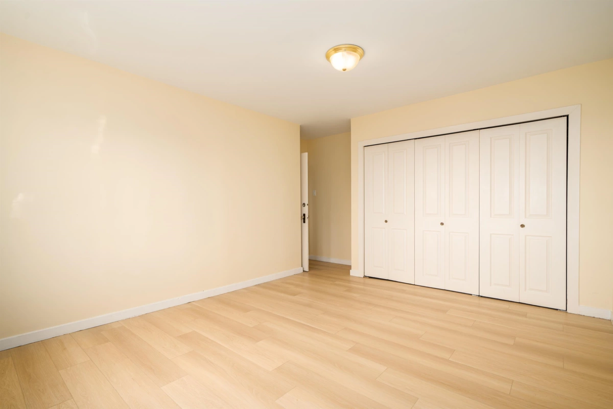 Kitchen Island Photo of 1371 Mathers Avenue, West Vancouver, BC