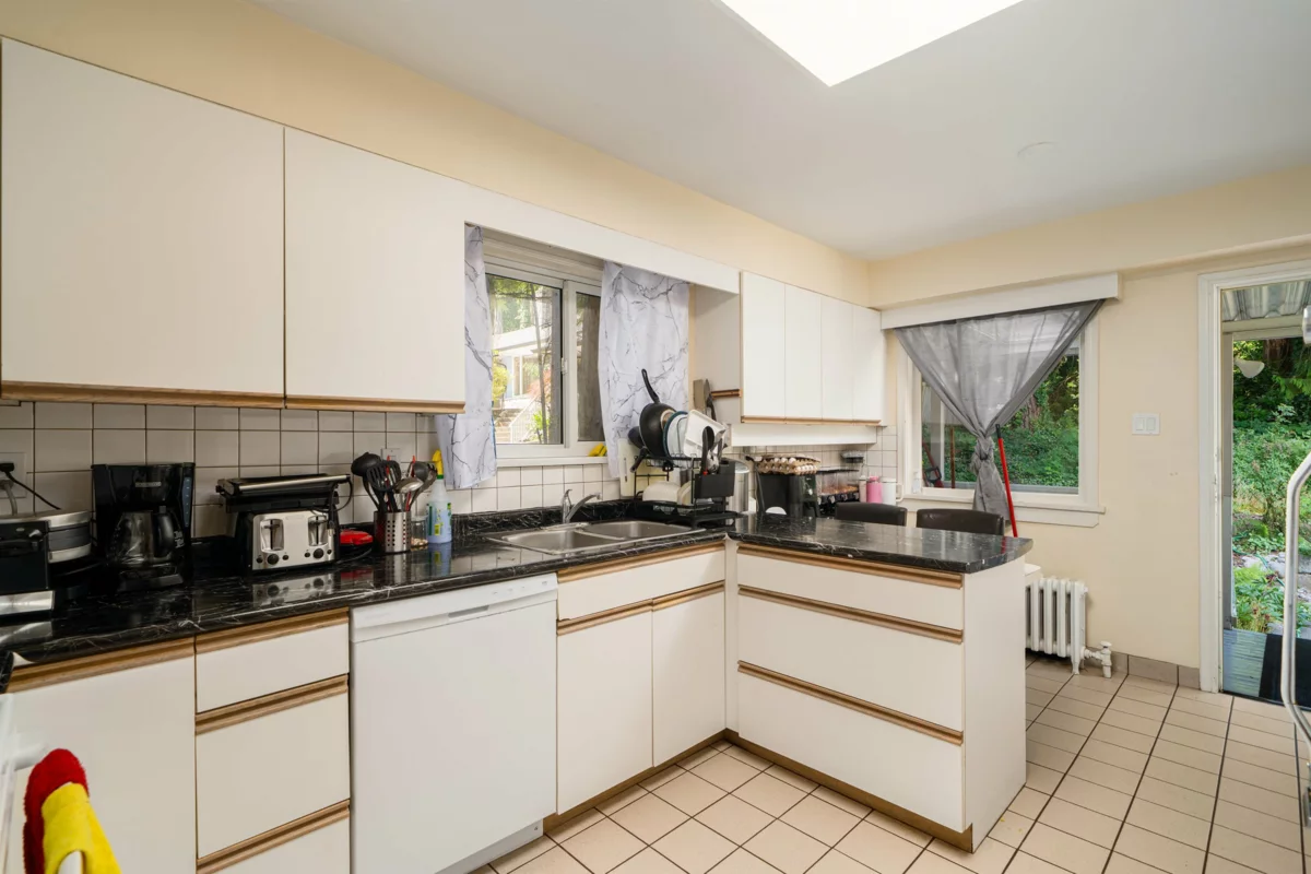 Powder Room Photo of 1371 Mathers Avenue, West Vancouver, BC