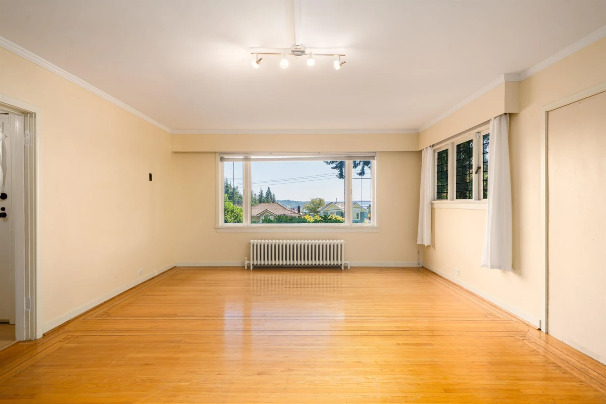 Primary Bathroom Photo of 1371 Mathers Avenue, West Vancouver, BC