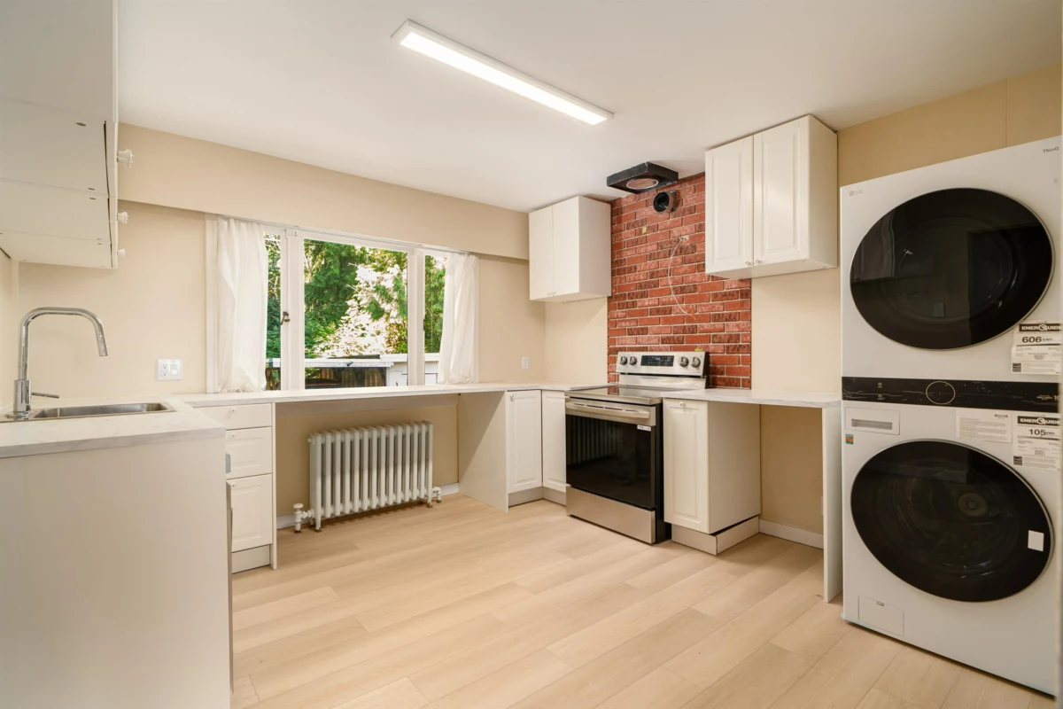 Walk-In Closet Photo of 1371 Mathers Avenue, West Vancouver, BC