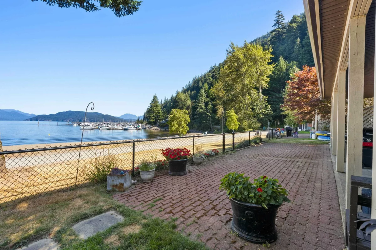 Living Room Photo of 10 595 Lillooet Avenue, Harrison Hot Springs, BC