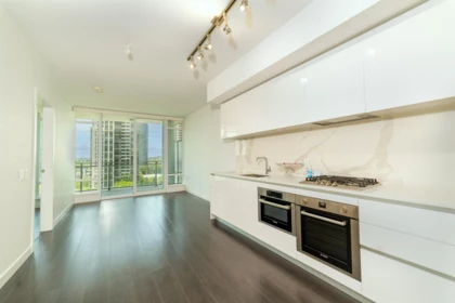 801 2085 Skyline Court, Burnaby, BC, Burnaby — Apartment/Condo for sale