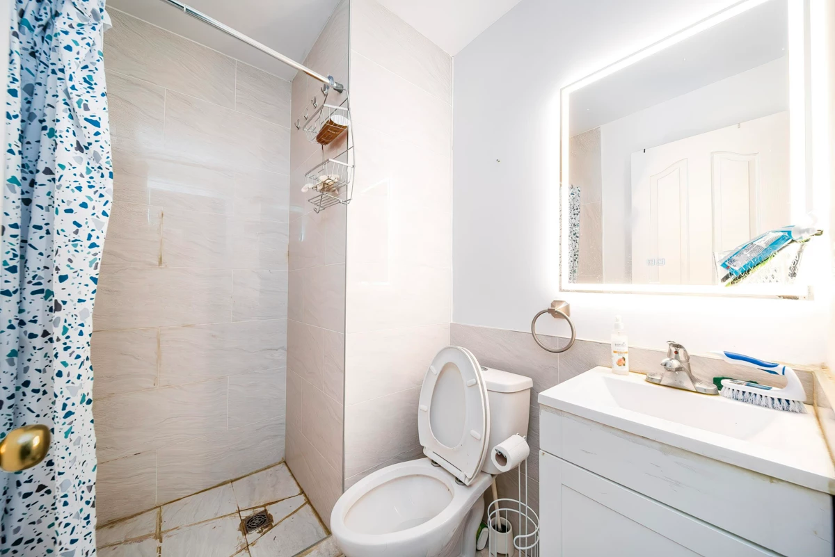 Front Yard Photo of 5174 Aberdeen Street, Vancouver, BC