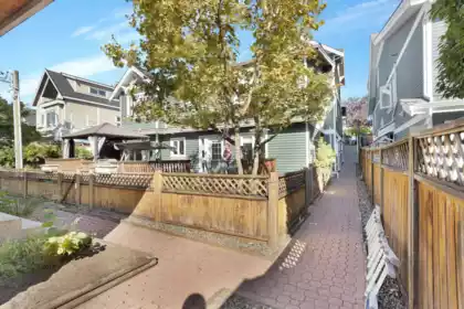1630 E 11th Avenue, Vancouver, BC, Vancouver — Half Duplex for sale
