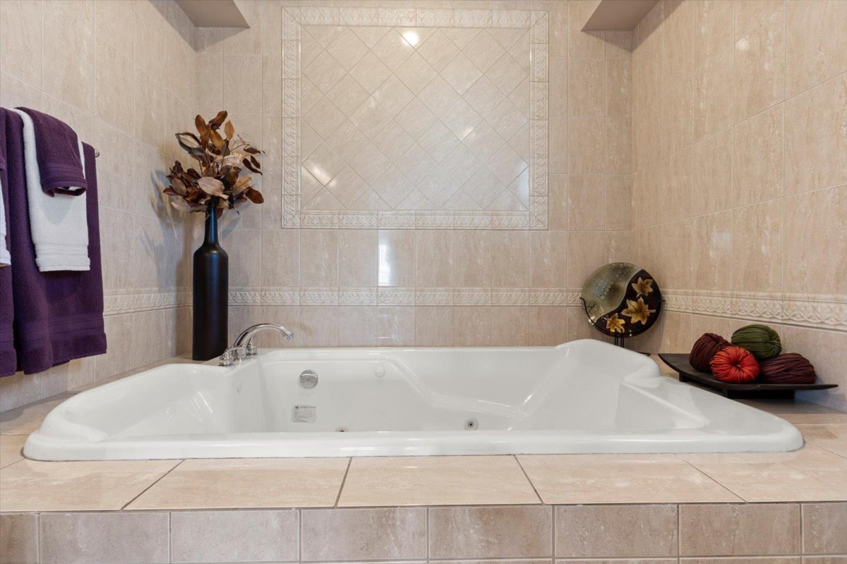 Guest Bathroom Photo of 3552 Bassano Terrace, Abbotsford, BC