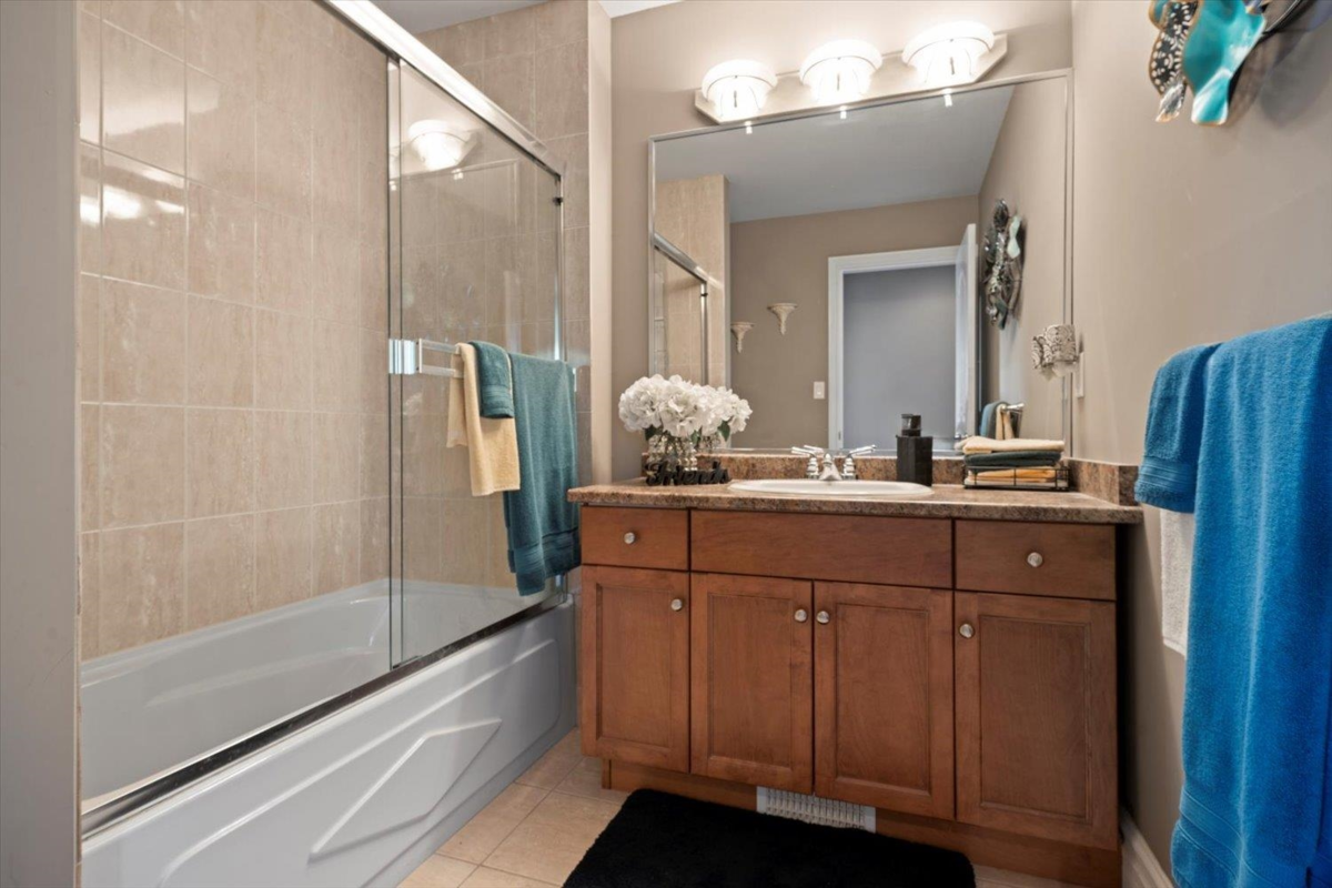 Hallway Photo of 3552 Bassano Terrace, Abbotsford, BC