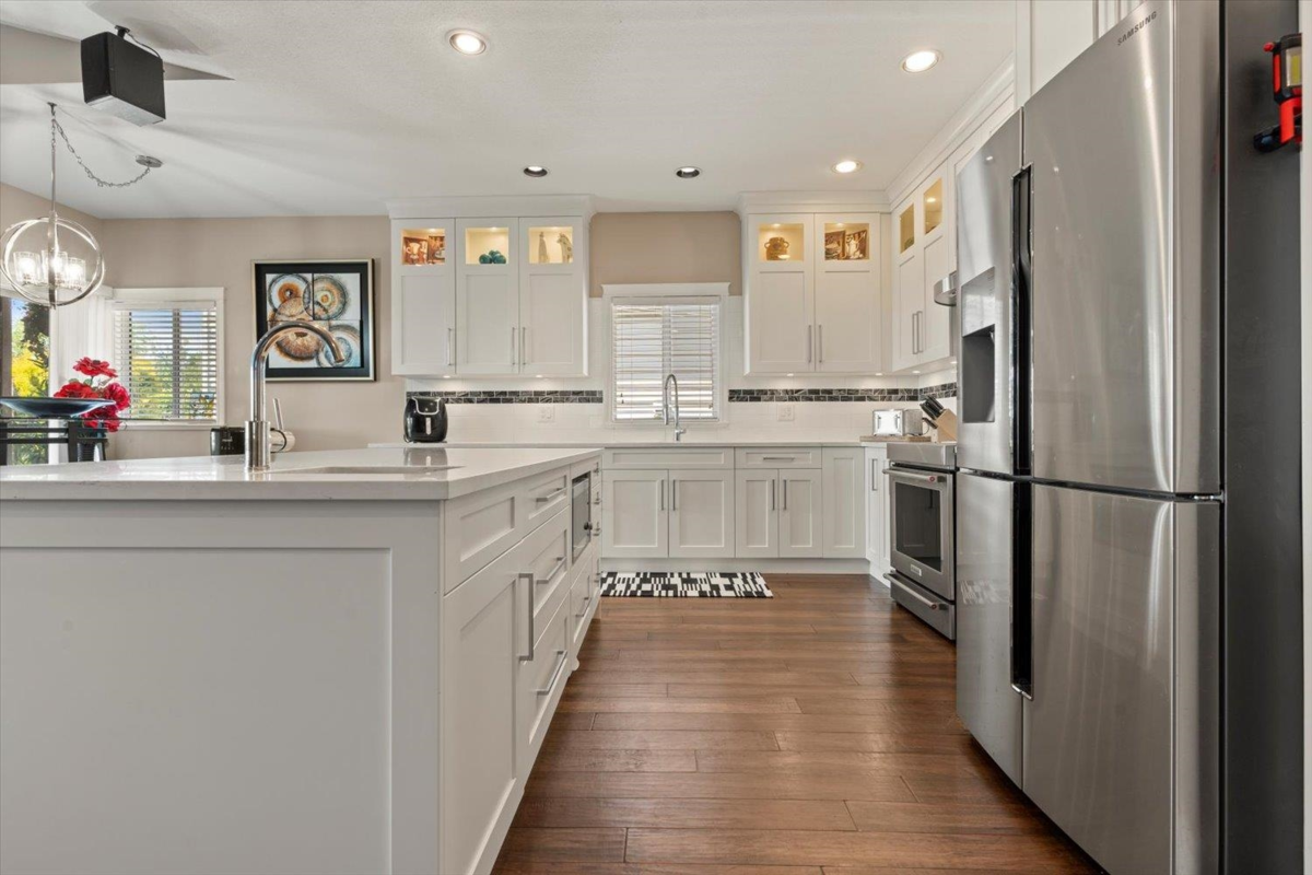 Kitchen Island Photo of 3552 Bassano Terrace, Abbotsford, BC