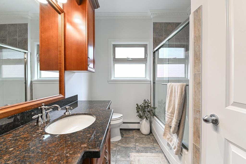 Hallway Photo of 31496 Cougar Court, Abbotsford, BC