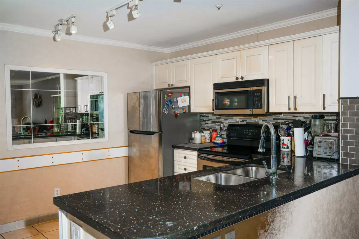 Kitchen Photo of 410 7435 121a Street, Surrey, BC