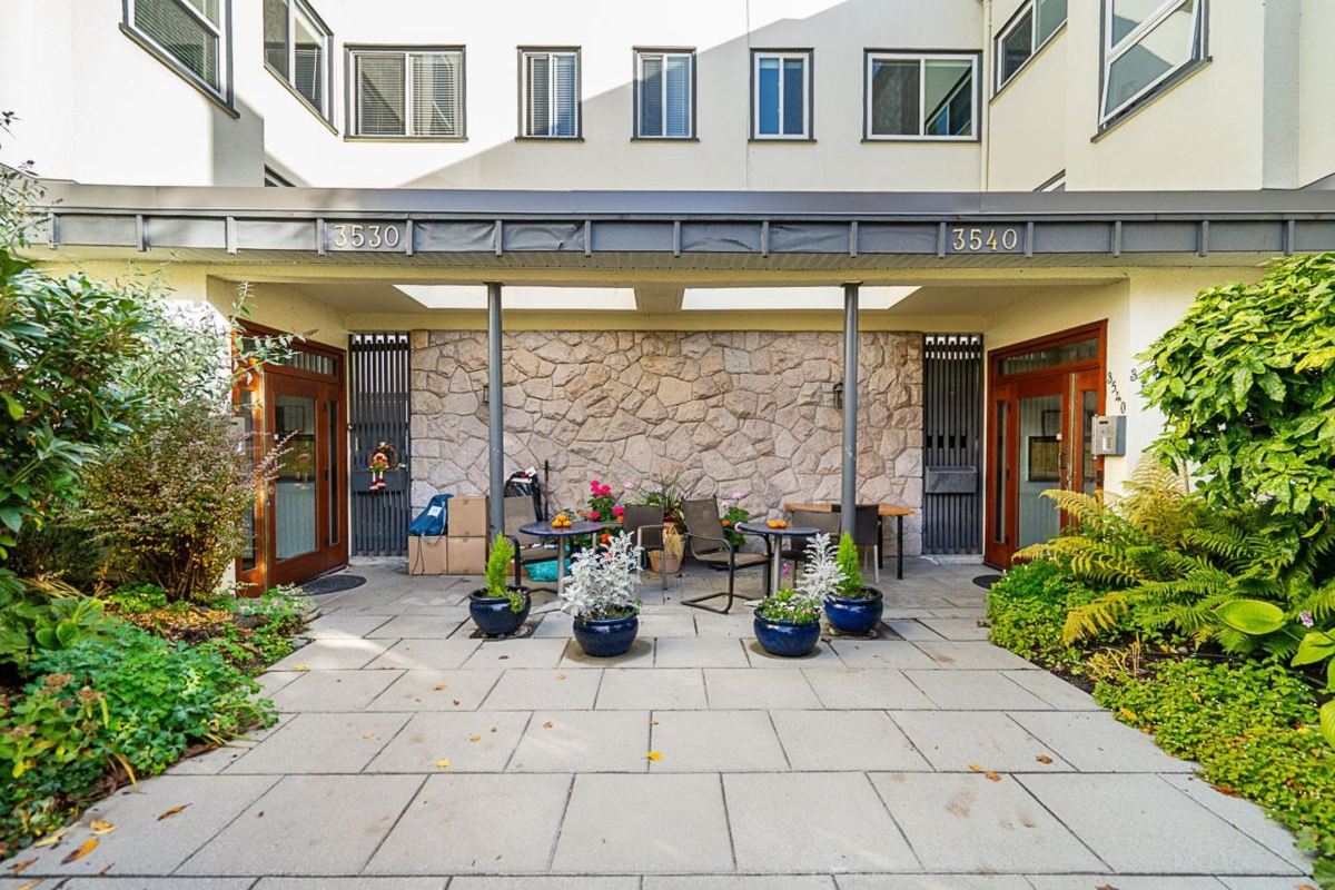 Living Room Photo of 305 3530 Cambie Street, Vancouver, BC