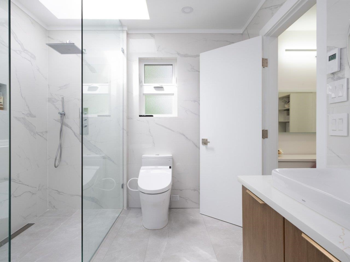 Hallway Photo of 4283 Capilano Road, North Vancouver, BC