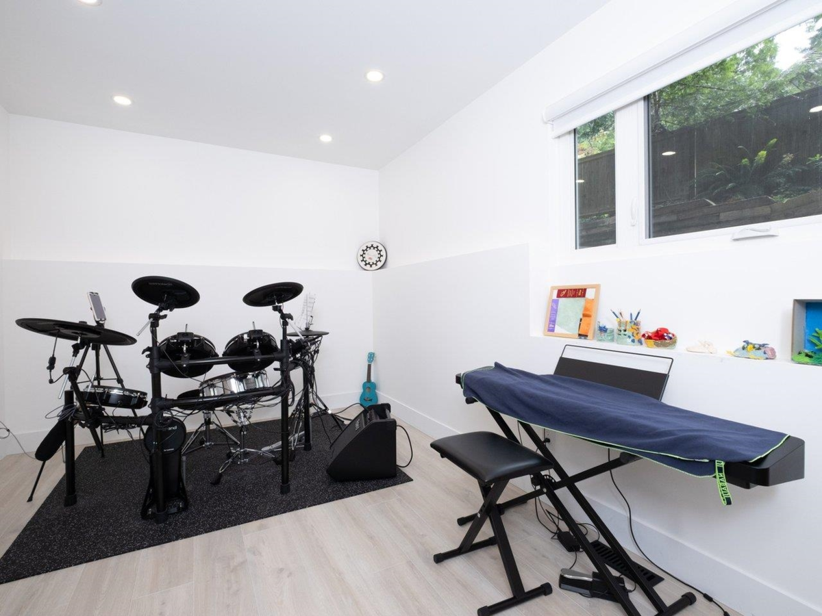 Hot Tub / Spa Photo of 4283 Capilano Road, North Vancouver, BC