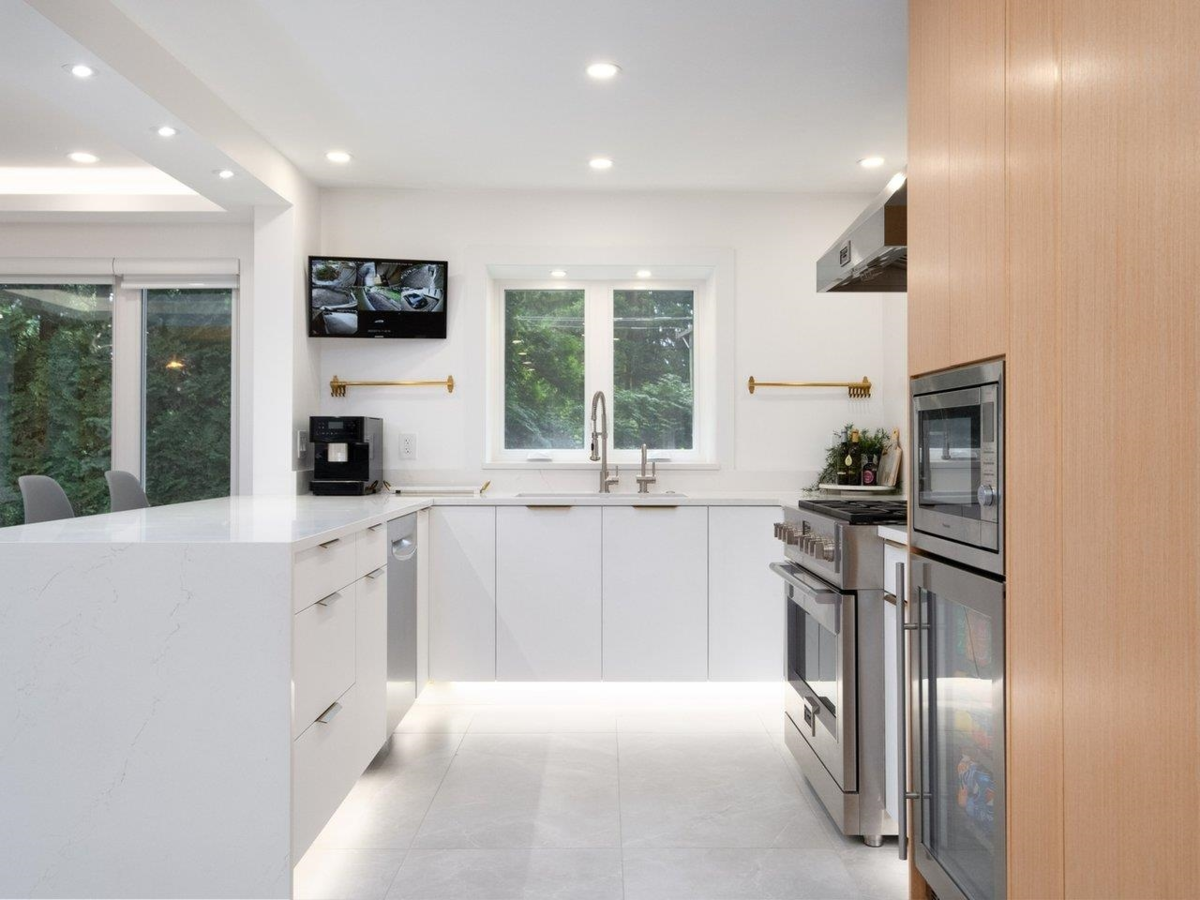 Kitchen Island Photo of 4283 Capilano Road, North Vancouver, BC