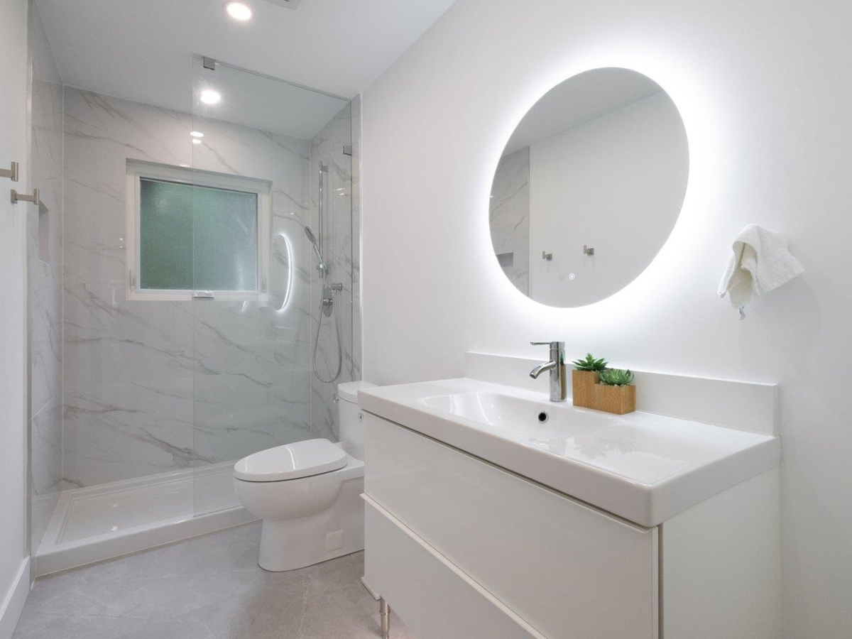 Outdoor Deck Photo of 4283 Capilano Road, North Vancouver, BC