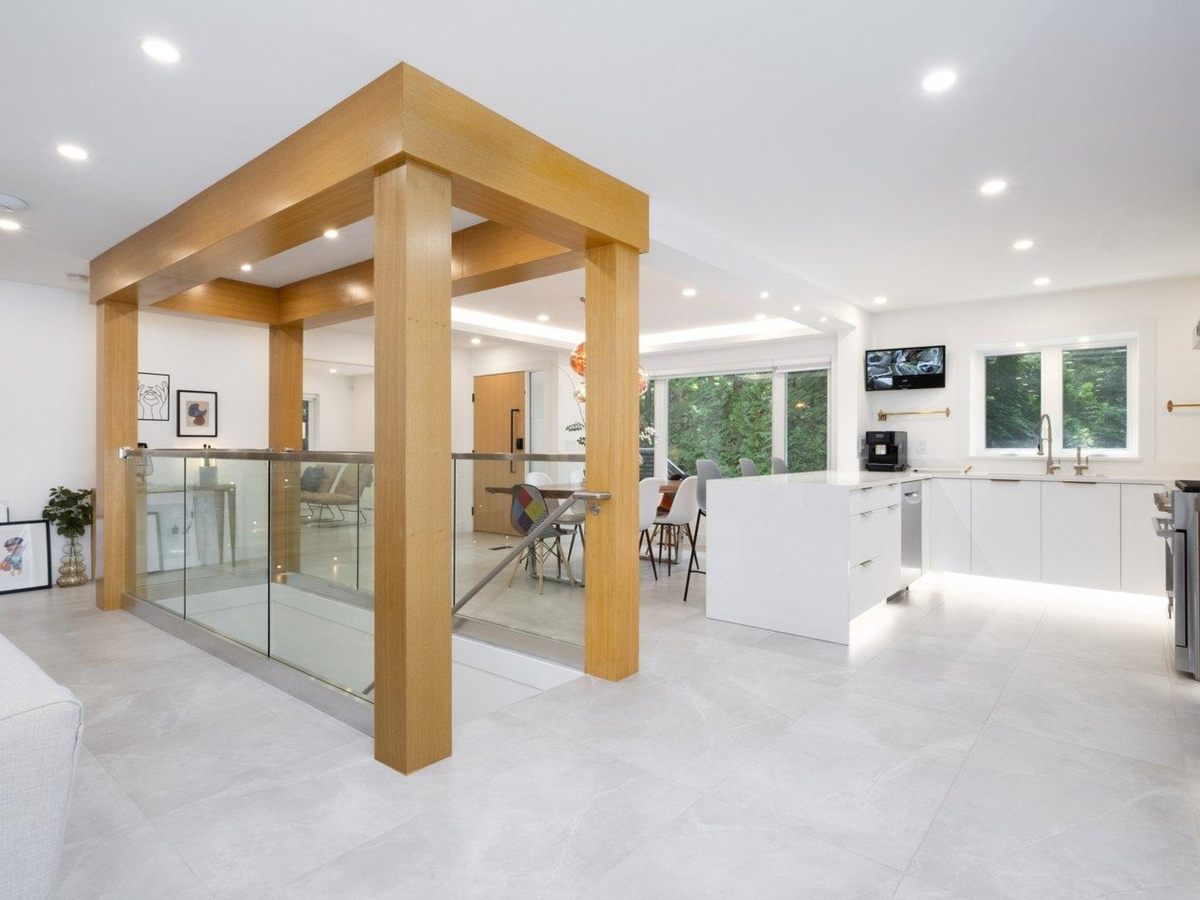 Primary Bathroom Photo of 4283 Capilano Road, North Vancouver, BC