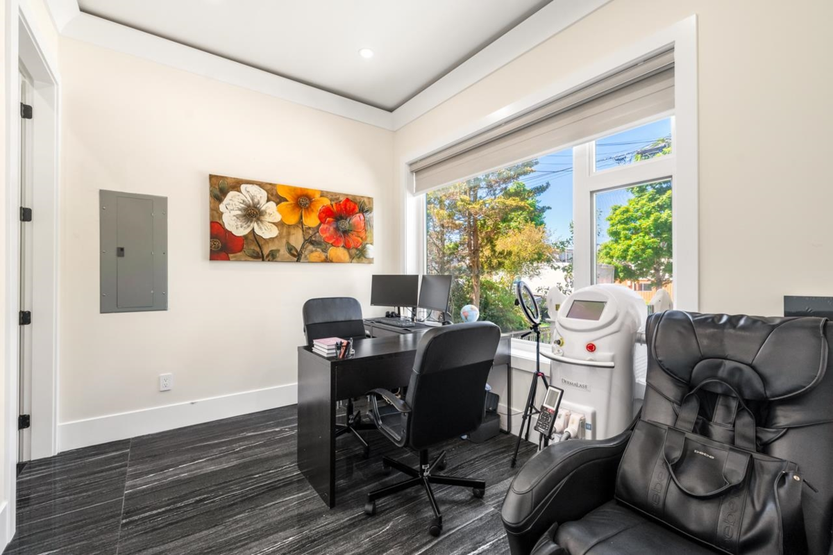 Laundry Room Photo of 2798 E 43rd Avenue, Vancouver, BC