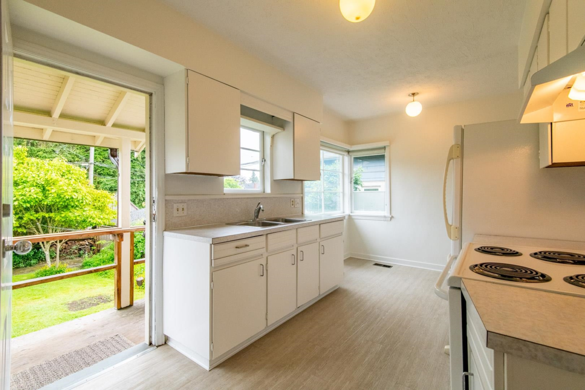 Dining Area Photo of 2960 W 41st Avenue, Vancouver, BC