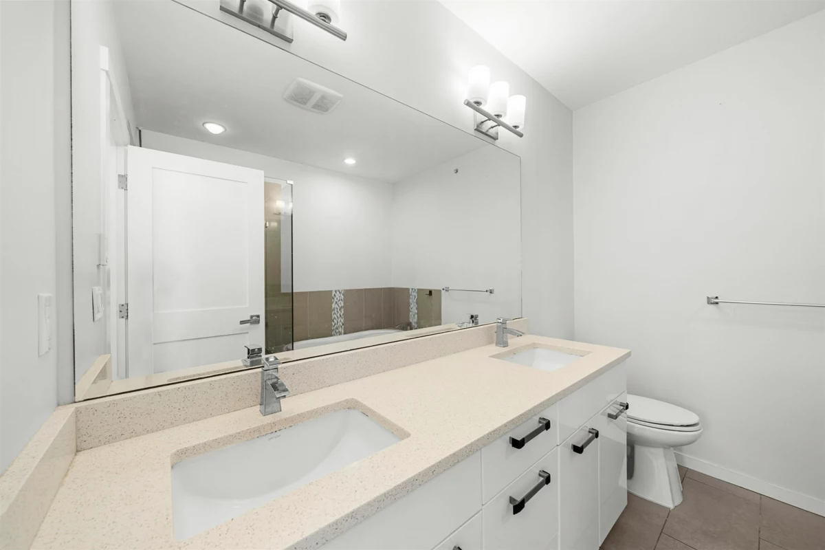 Entry Foyer Photo of 8 100 Wood Street, New Westminster, BC