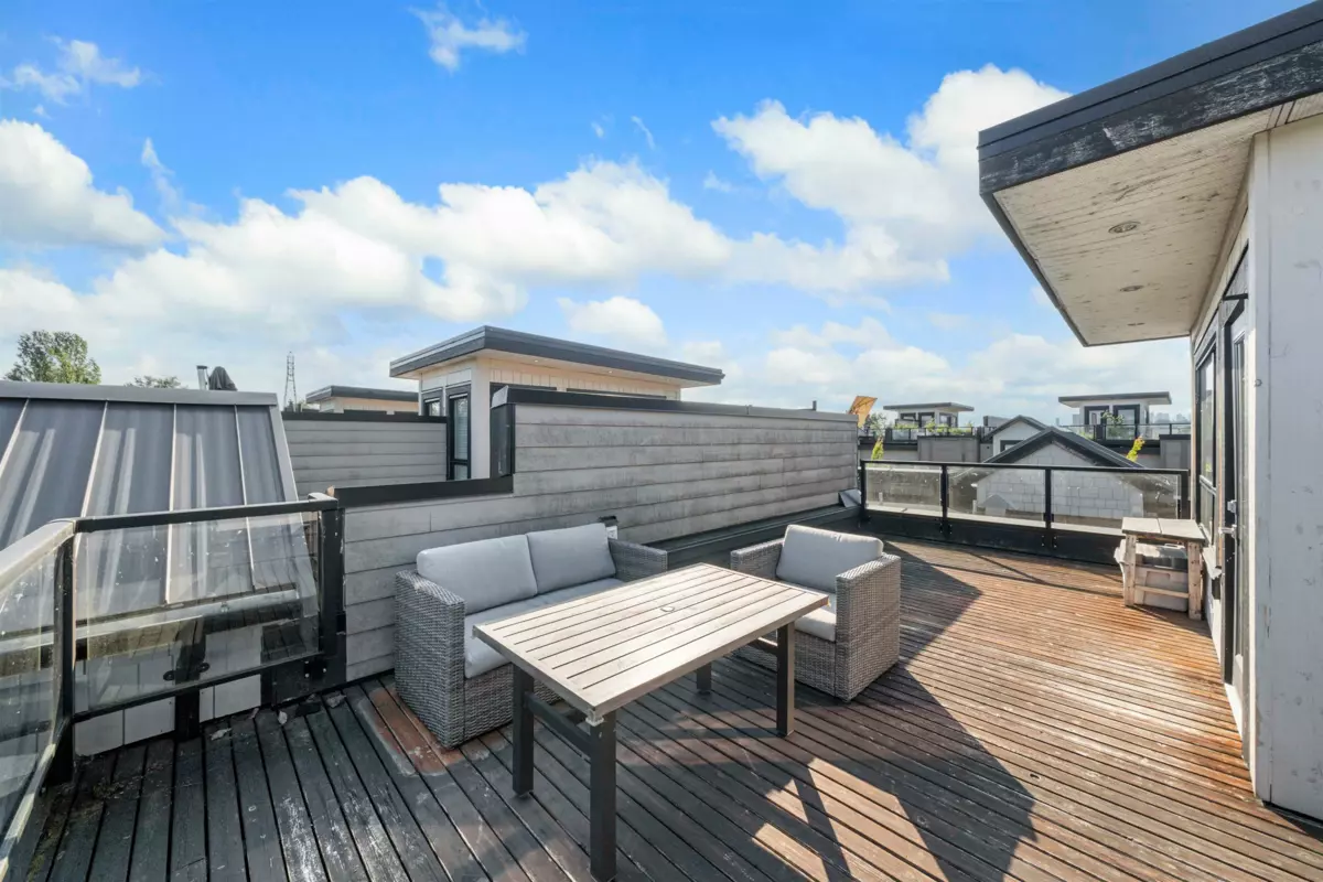 Front Yard Photo of 8 100 Wood Street, New Westminster, BC