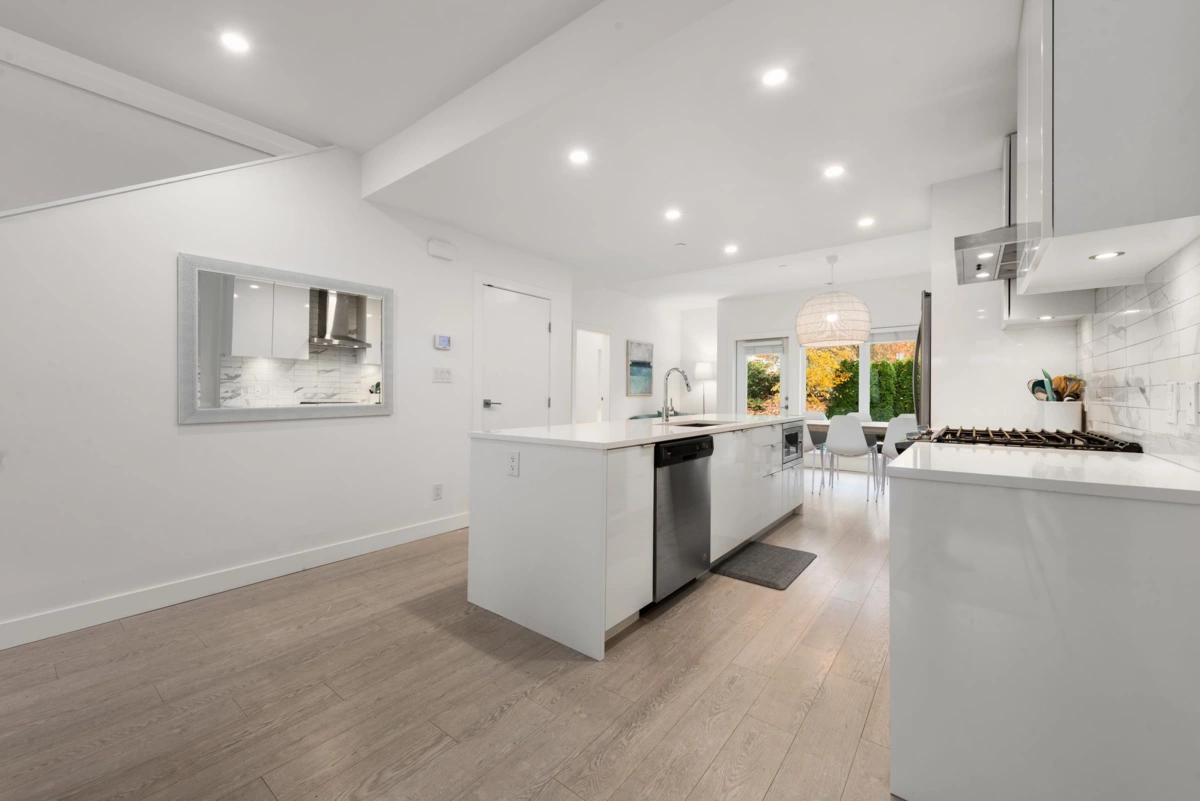 Guest Bathroom Photo of 3 3595 Salal Drive, North Vancouver, BC