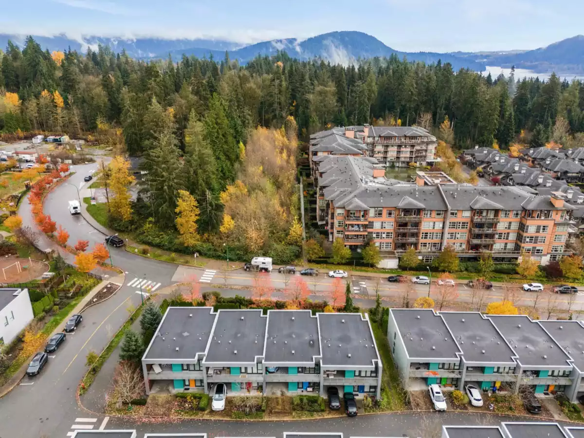 Hallway Photo of 3 3595 Salal Drive, North Vancouver, BC