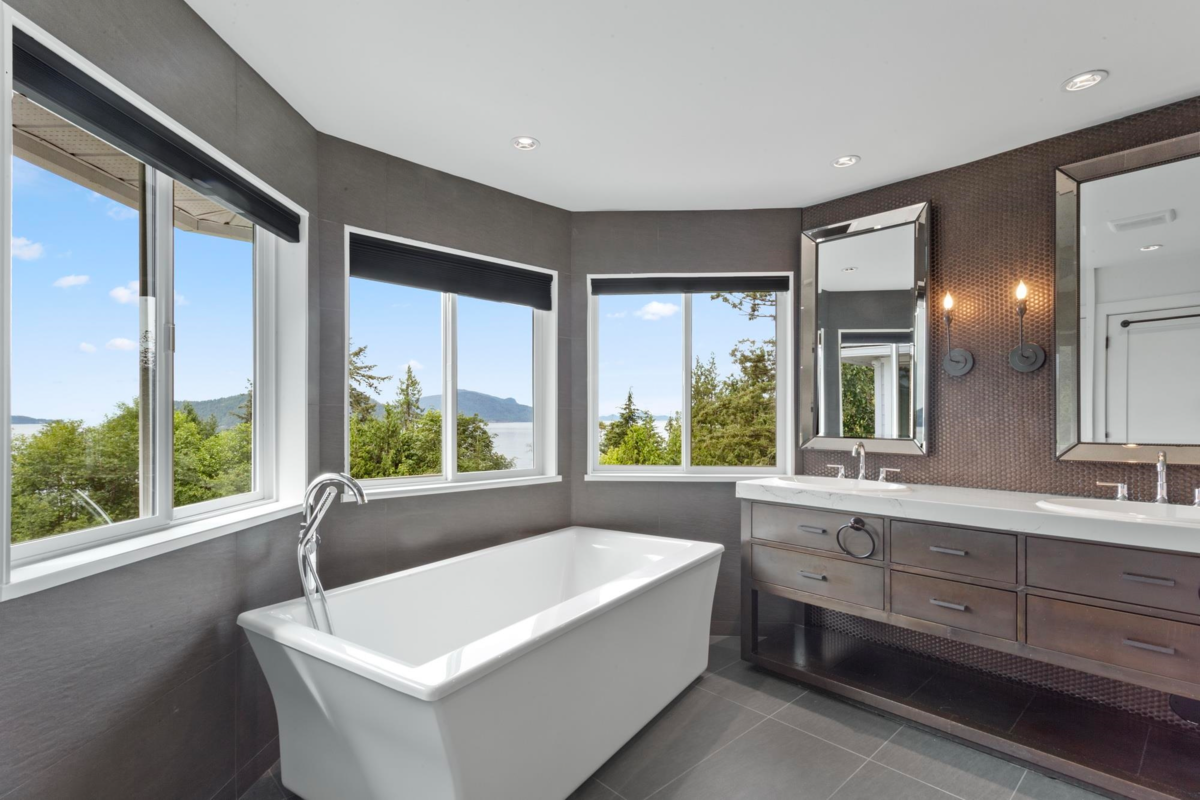 Guest Bathroom Photo of 42 Sweetwater Place, Lions Bay, BC