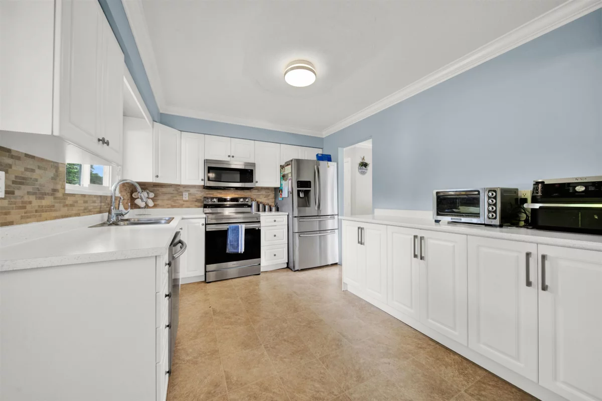 Kitchen Island Photo of 9088 146a Street, Surrey, BC