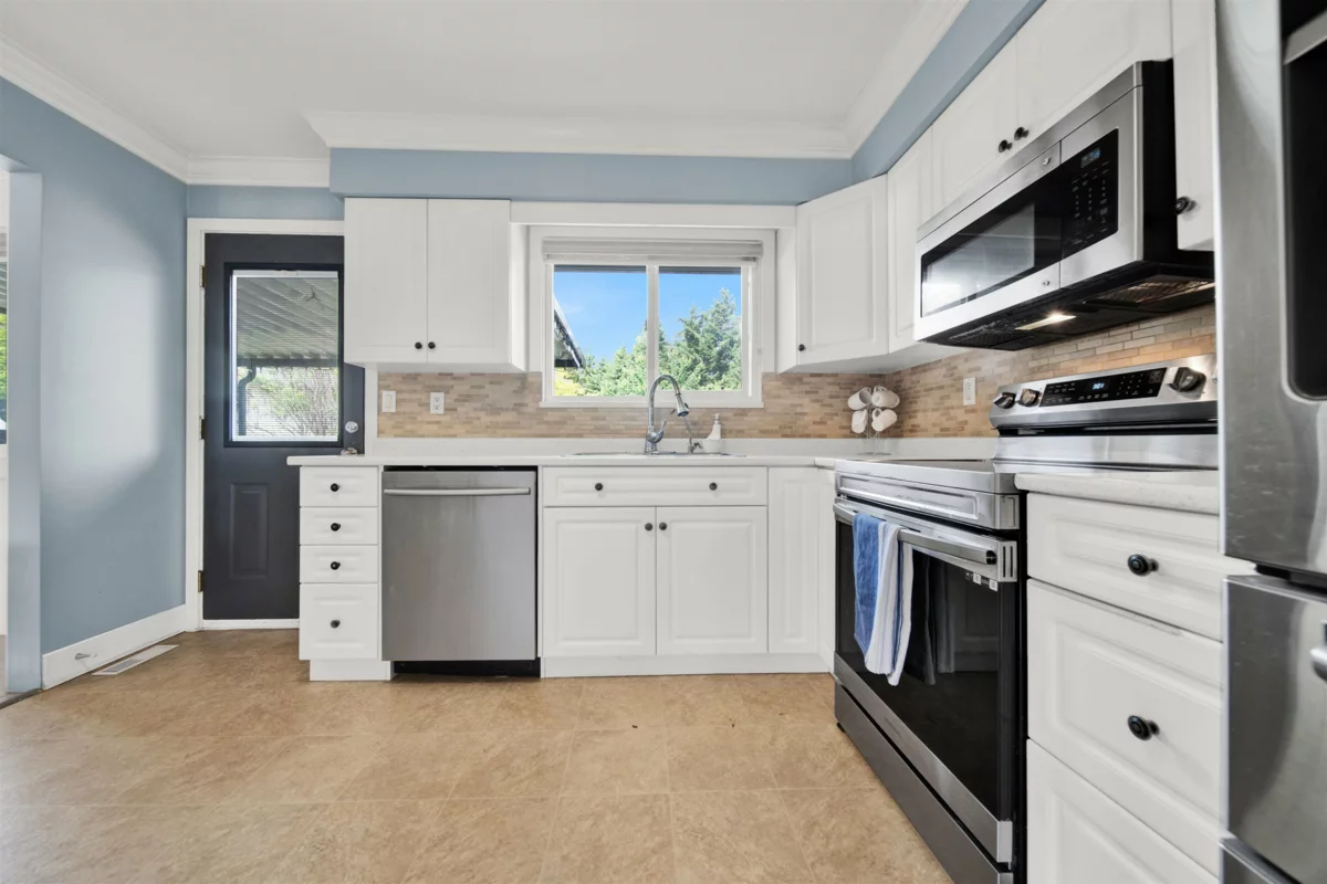 Kitchen Photo of 9088 146a Street, Surrey, BC