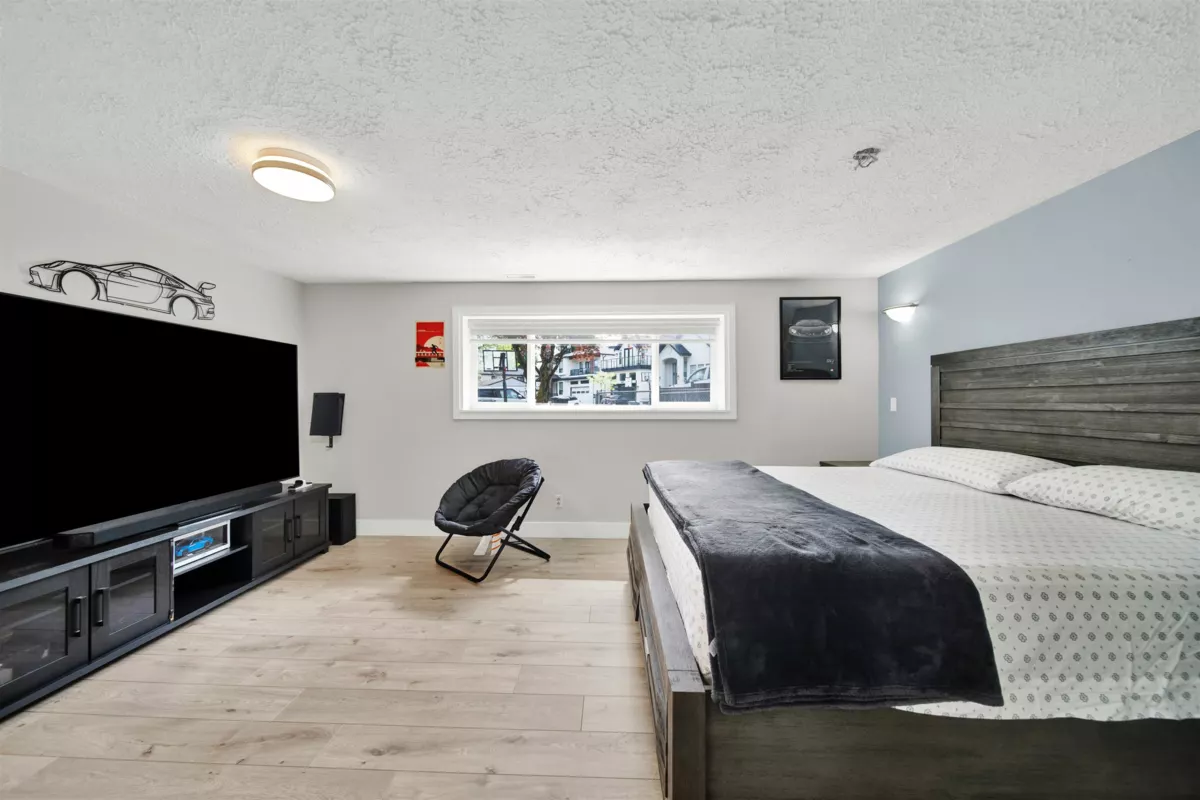 Laundry Room Photo of 9088 146a Street, Surrey, BC