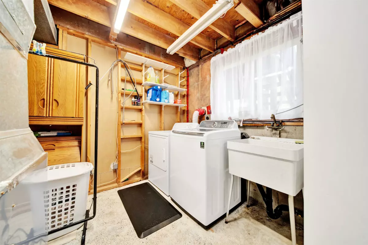 Staircase Photo of 9088 146a Street, Surrey, BC