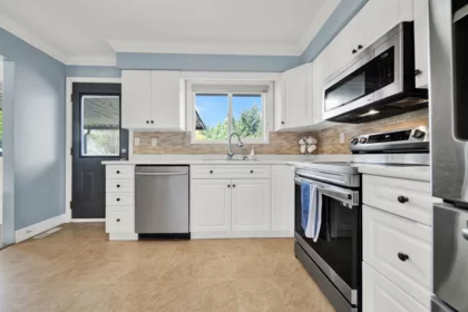 Kitchen Photo of 9088 146a Street, Surrey, BC