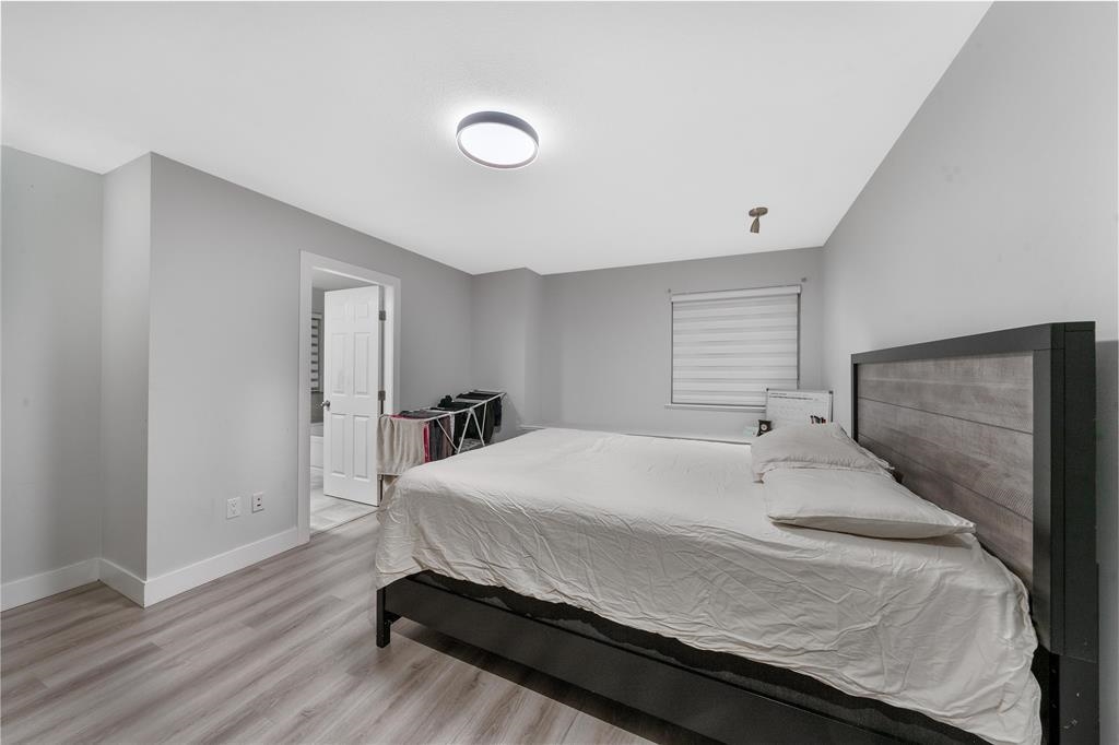 Kitchen Island Photo of 19461 62 Avenue, Surrey, BC