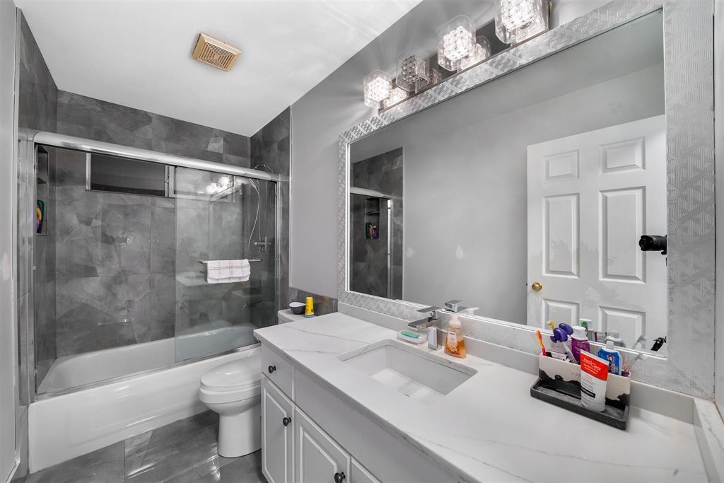 Kitchen Photo of 19461 62 Avenue, Surrey, BC